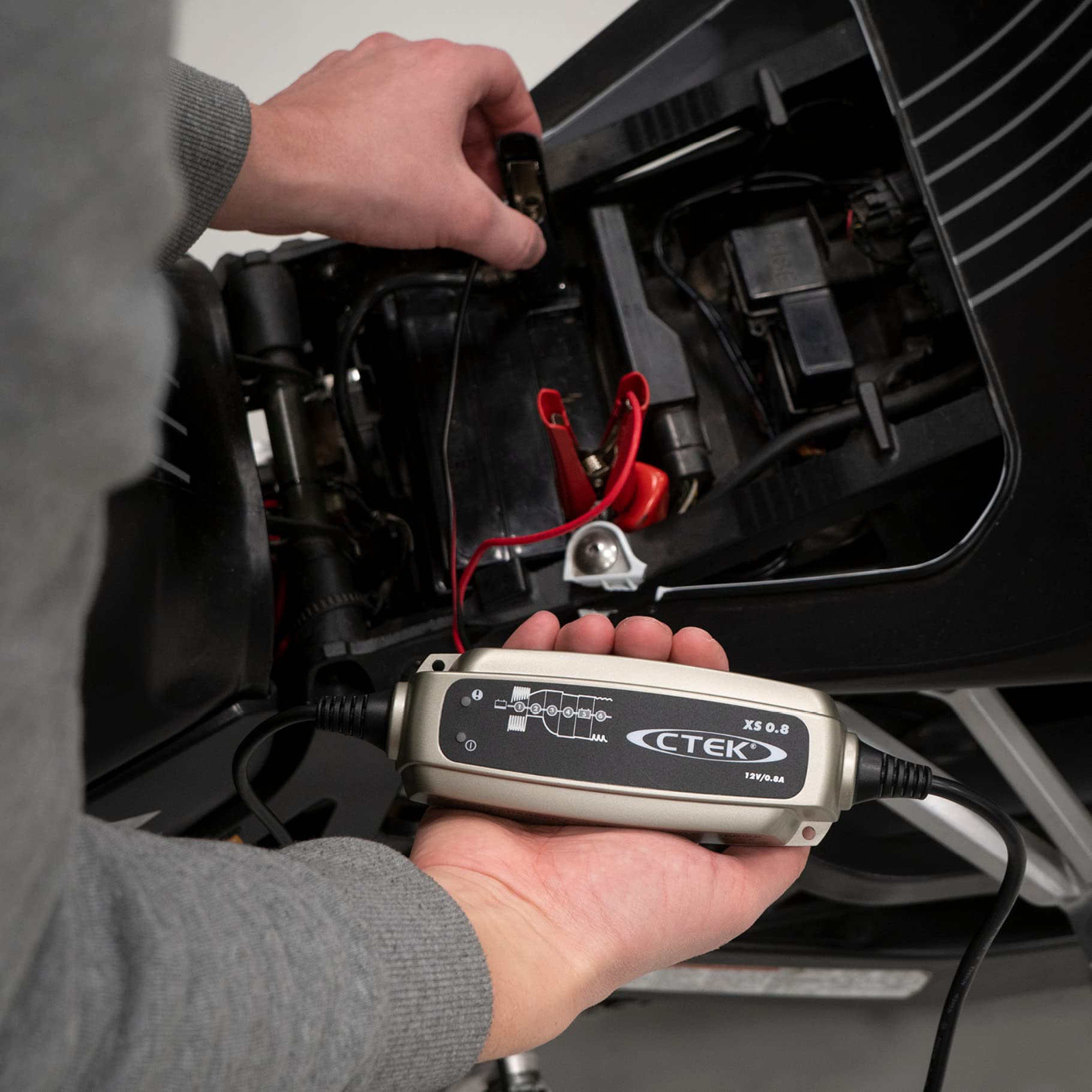 ctek-xs-0-8-chargeur-de-batterie-intelligent-12v-0-8a-avec-d-sulfatation-et-main image 6