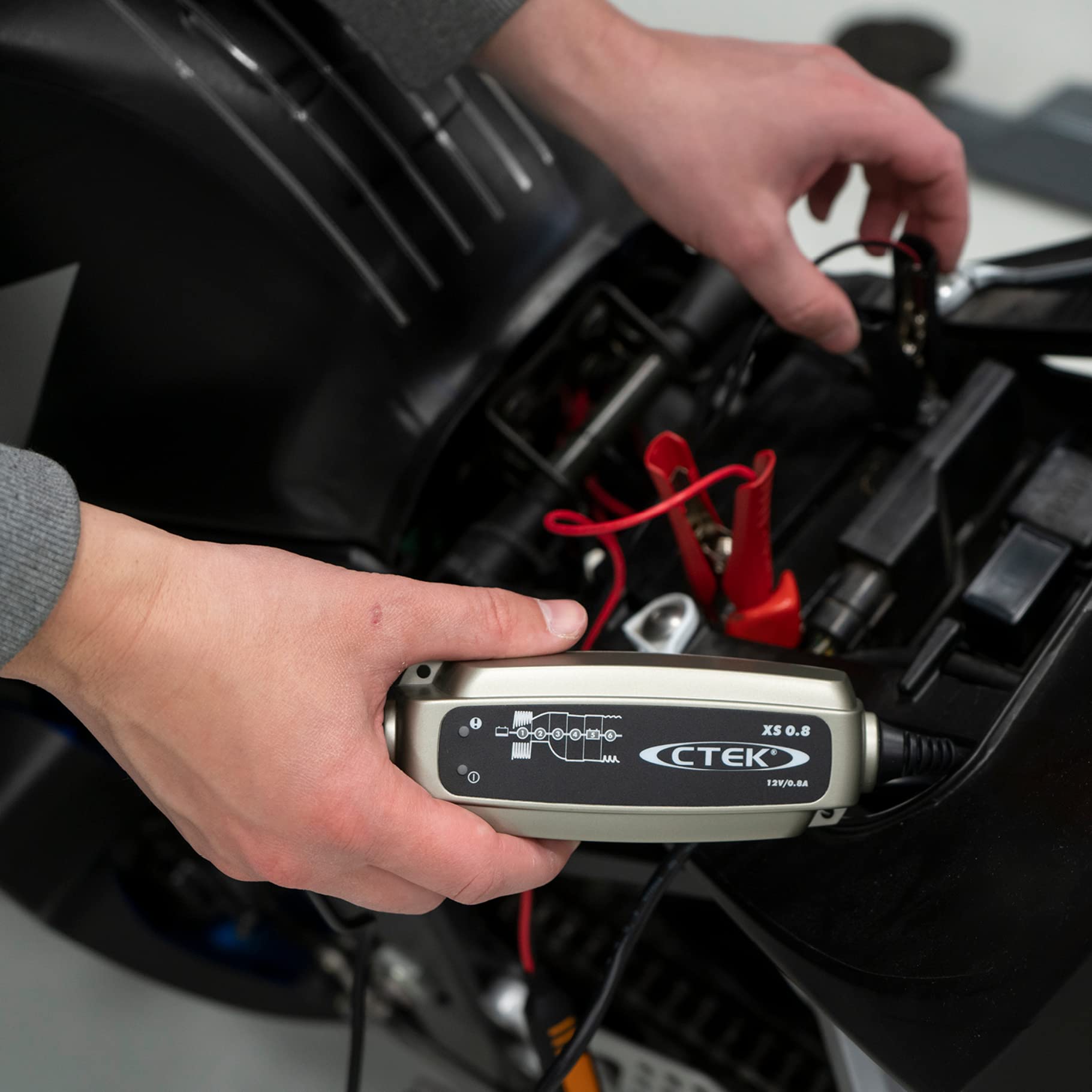 ctek-xs-0-8-chargeur-de-batterie-intelligent-12v-0-8a-avec-d-sulfatation-et-main image 7